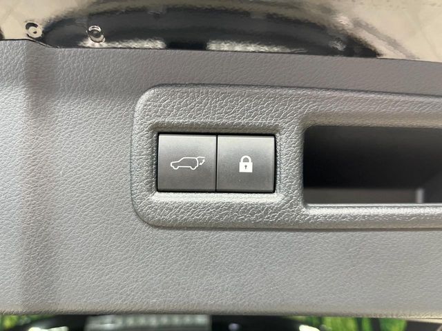 【パワーバックドア】スマートキーや運転席のボタンを押すだけでリアゲートが自動で開閉します！荷物を持っている時や、高い位置にあるバックドアを閉める際に便利な機能です♪