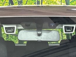 【アイサイト】前方の車両等を検知し、衝突しそうな時は警報で注意を促し、ブレーキを踏む力をサポート。ブレーキを踏めなかった場合は衝突被害軽減ブレーキが作動、衝突回避をサポートします。