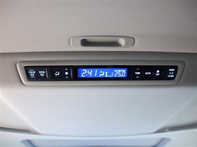 【後席用オートエアコン】一度、温度を設定すれば冷暖房を自動的に調整してくれますよ。後席に乗車のご家族と快適なドライブには必須アイテムですね！