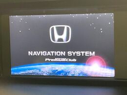 【メーカー純正ナビ】インテリアに溶け込むスタイリッシュな「専用設計」メーカーナビを装備♪視認性や操作性など基本性能にも優れ、より上質なカーライフをお楽しみいただけます。