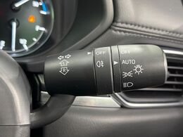 【オートライト】周りの明るさに応じて自動でヘッドライトの点灯・消灯ができる機能です！ライトの付け忘れ・消し忘れなどが無くなり、雨の日や夕方の走行も安心！トンネル通過時も便利ですね♪