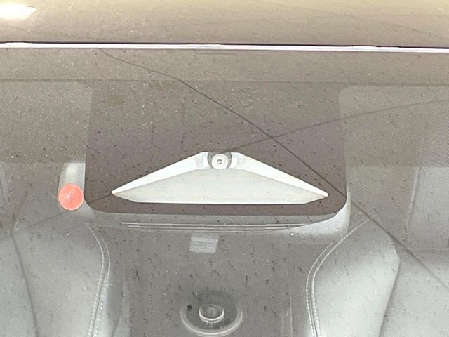 【トヨタセーフティセンス】走行中に前方の車両等を認識し、衝突しそうな時は警報とブレーキで衝突回避と被害軽減をアシスト。より安全にドライブをお楽しみいただけます。