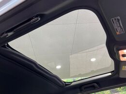 【ガラスルーフ】ガラスルーフ搭載で車内の解放感が一気にアップ！開放的なドライブをお楽しみいただけます。