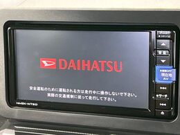【純正ナビ】人気の純正ナビを装備しております。ナビの使いやすさはもちろん、オーディオ機能も充実！キャンプや旅行はもちろん、通勤や買い物など普段のドライブも楽しくなるはず♪