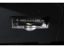 高速道路の利用時に便利なETC。料金所での停車や小銭を探す手間がなくなり快適です♪見た目もすっきりとしたビルトインタイプを装備しています。