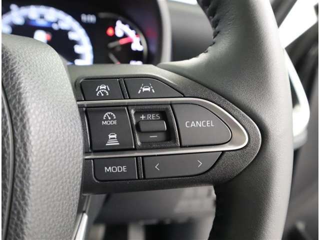 前車との適切な車間距離を保ちながら追従走行やスピードダウンをセンサーで行います。高速道路の長時間ドライブで疲労軽減に貢献します