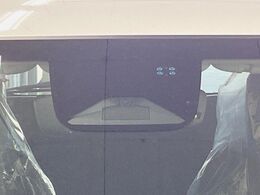 【ホンダセンシング】走行中に前方の車両等を認識し、衝突しそうな時は警報とブレーキで衝突回避と被害軽減をアシスト。より安全にドライブをお楽しみいただけます。
