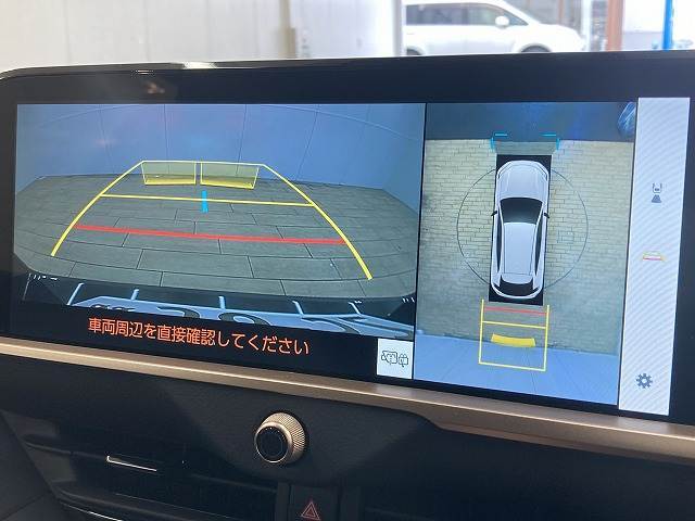 【パノラミックビューモニター】専用のカメラにより、上から見下ろしたような視点で360度クルマの周囲を確認することができます☆死角部分も確認しやすく、狭い場所での切り返しや駐車もスムーズに行えます。