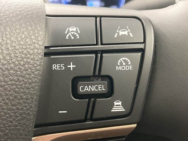 【レーダークルーズコントロール】装備車両です。レーダーやカメラを使って前を走るクルマの状況を検知して速度を調整してくれます。遠距離ドライブの高速道路などでは大活躍で疲労軽減に役立ちます。