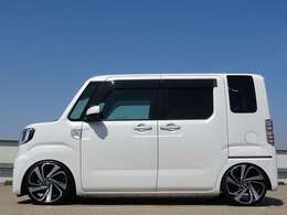 後期のメッキガーニッシュが光る今回は乗り心地の良いペタペタ仕様でワイドホイールを引っ張りタイヤ仕様で車高調を組み込みインストール★前後ツラツラのマッチングで履いていますのでワイド感がたっぷりあります★