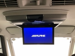 後部座席にリアモニターがあります。