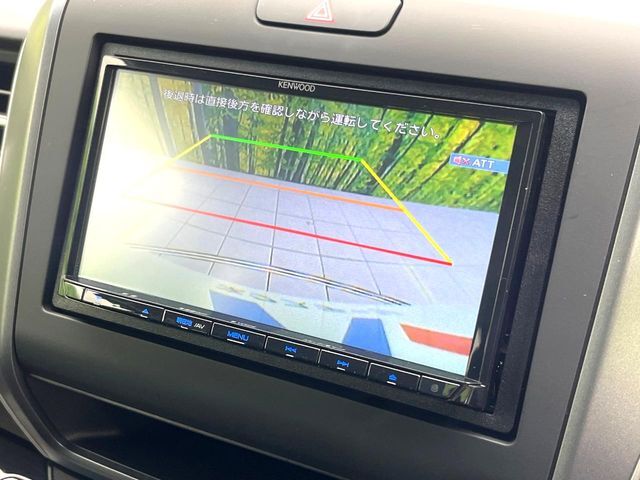 【バックカメラ】駐車時に後方がリアルタイム映像で確認できます。大型商業施設や立体駐車場での駐車時や、夜間のバック時に大活躍！運転スキルに関わらず、今や必須となった装備のひとつです！