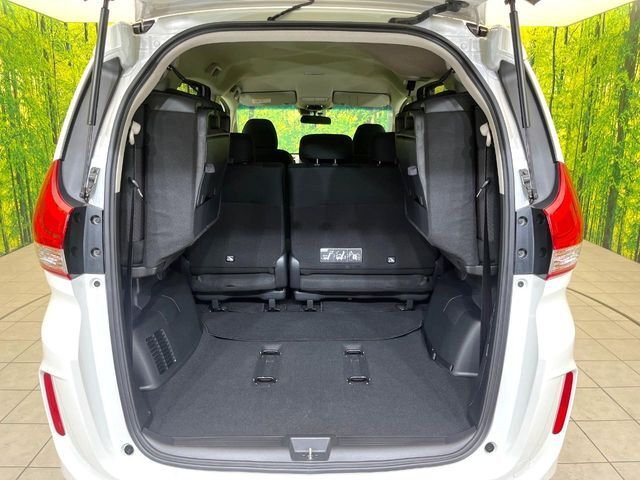 後席を格納すると、これだけの広さが！シーンに合わせたシートアレンジで、大きな荷物も積むことが出来ます♪