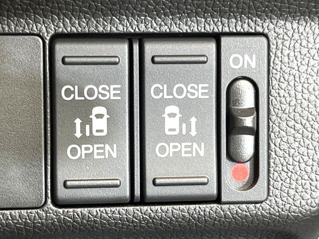 【両側パワースライドドア】スマートキーや運転席のスイッチで後席両側スライドドアの開閉が可能♪電動だから力を入れてドアを開ける必要が無く、小さなお子様でも簡単に開け閉めでき快適です♪