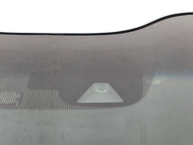 【ホンダセンシング】走行中に前方の車両等を認識し、衝突しそうな時は警報とブレーキで衝突回避と被害軽減をアシスト。より安全にドライブをお楽しみいただけます。