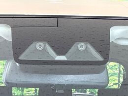 【スマートアシスト】走行中に前方の車両等を認識し、衝突しそうな時は警報とブレーキで衝突回避と被害軽減をアシスト。より安全にドライブをお楽しみいただけます。