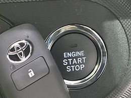 【スマートキー】カバンやポケットに入れたままでもドアの施錠・解錠が可能なスマートキーを装備。エンジンのオン・オフ時もカギを取り出す必要が無いからとっても便利です♪