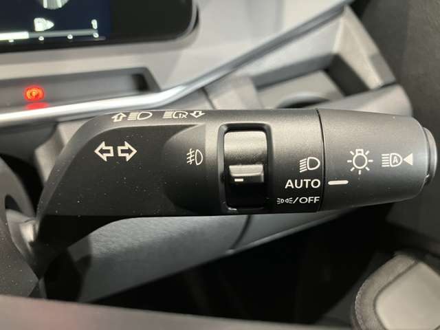 車外の明るさに応じでライトを点灯、消灯してくれるオートライト機能です☆お天気の良い昼間のトンネル走行などオートにしてると便利で安心です☆エンジン停止時にライトの消し忘れも無くなります☆