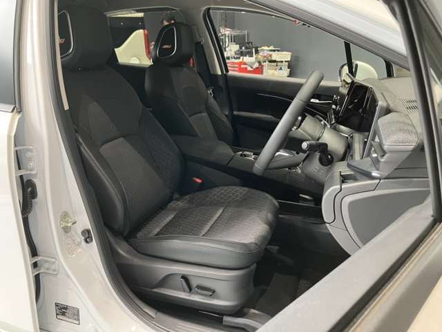 運転席まわりです。運転席からの視界が左右に広く隅々まではっきりと見渡せます！クルマの前端も把握しやすく安心して運転できます！