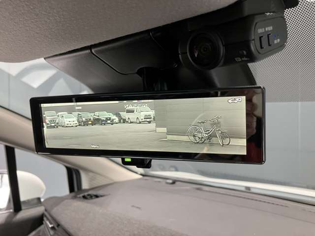 スマートルームミラーも付いてます☆後方ピラーや荷物、後席に同乗している方や曇りなど視界が遮られた場合でも後方カメラからの映像で安全確認をすることが出来て安心です☆