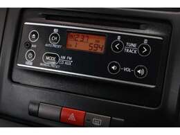ダイハツ純正2DINオーディオデッキ　　　CD　　AUX　FM/AM使用可能です。