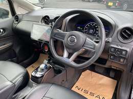 『ワイド保証1年』　日産販売店の中古車には無料で保証が付いています。品質に自信があるから実現した日産ならではの保証です。※一部保証に加入できない車両があります。