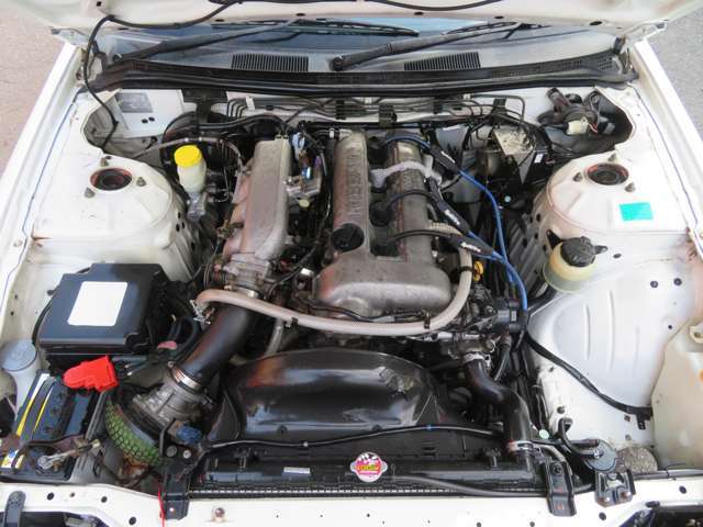 エンジンルームもクリーニング済み☆樹脂やホース類もツヤ出し施工しております！もちろんオイル交換等の整備、車検等のアフターフォローも当店にお任せください☆