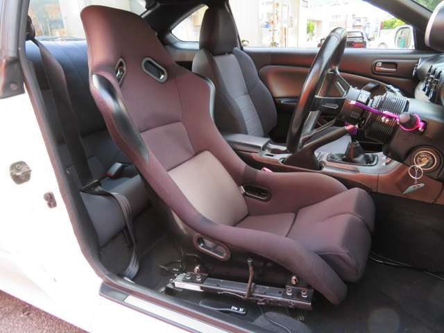 運転席も広々としています☆センターパネルも運転席から操作しやすい作りとなっております☆