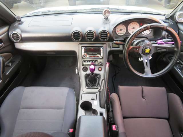 運転席も広々としています☆センターパネルも運転席から操作しやすい作りとなっております☆