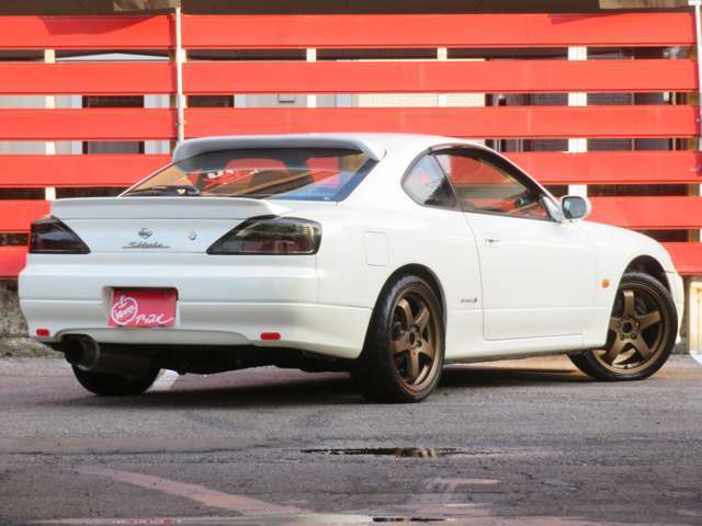 リアビューもカッコ良く決まっています！！車は「後ろ姿」も大事ですよ♪
