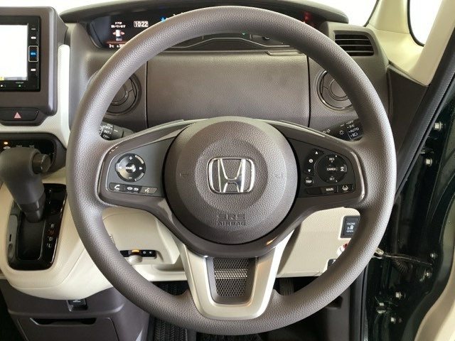 ハンドルにHondaセンシング系のクルーズコントロールやレーンキープアシストなどのスイッチと、オーディオの操作スイッチが装備されています。ハンドルから手を離さず安全に操作できます。