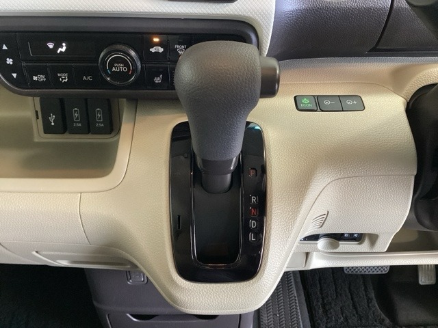 CVT車のセレクトレバーです。低速から高速まで、変速ショックのないスムーズな走りを実現するとともに、エンジン効率のよい領域を維持することで燃費にも貢献します。