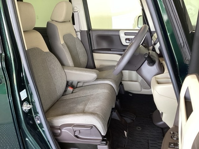 女性でも運転がしやすいように、シートの高さ調整機能（シートリフター）がついています。運転席と助手席の間が空いている為、助手席側への移動がスムーズです。交通量の多い道でも助手席側から乗り降りができます。