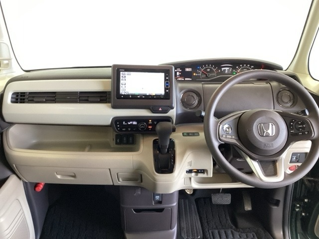 車内は光触媒抗菌消臭施工済です。インパネ周りはスタイリッシュなデザインで機能や装備も充実しています。グローブボックスやカップホルダーのほかにトレーなどたくさんの収納スペースが付いています。