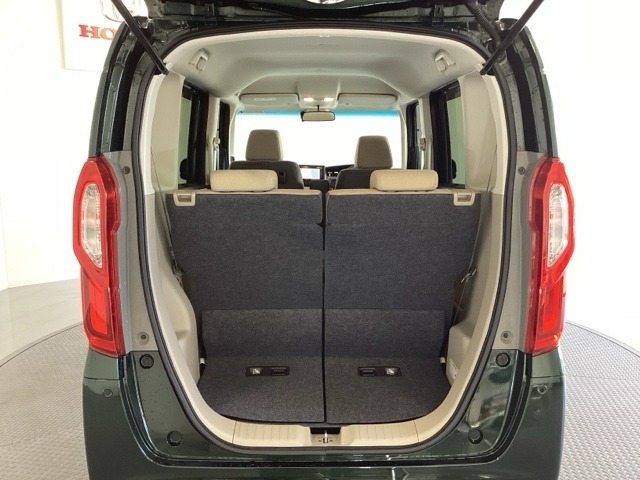開口部も広く荷物の積み下ろしもしやすいお車となっております。シートの背もたれは5：5の割合で背もたれを可倒でき、前後のシートスライドもできるので荷室をひろげることができます。