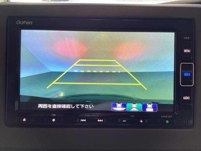 バックでの車庫入れも安心です！　リアカメラが付いているバックモニター付のナビを装備しております。操作線もついており距離感も画面から確認できます。