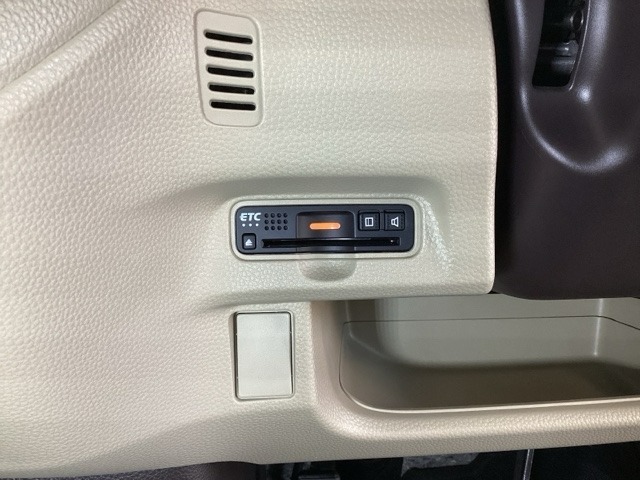 ハンドルの左下にETCがついています。高速道路の料金所の通過も楽々です。カードの取り出しもしやすい場所についています。