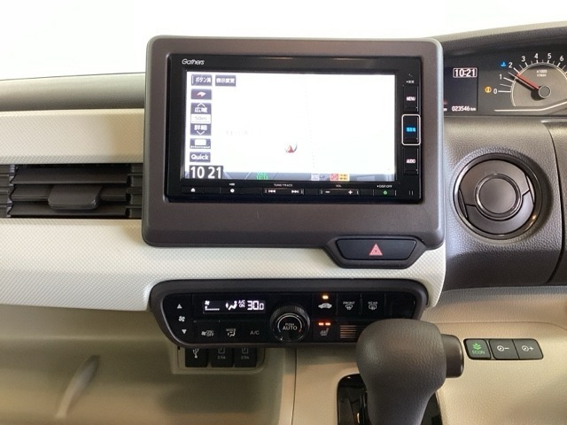 ナビゲーションはフルセグTV、インターナビ対応のGathers純正メモリーナビを搭載しています。Bluetoothオーディオ機能がありますので、スマートフォンなどの音楽も再生できます。