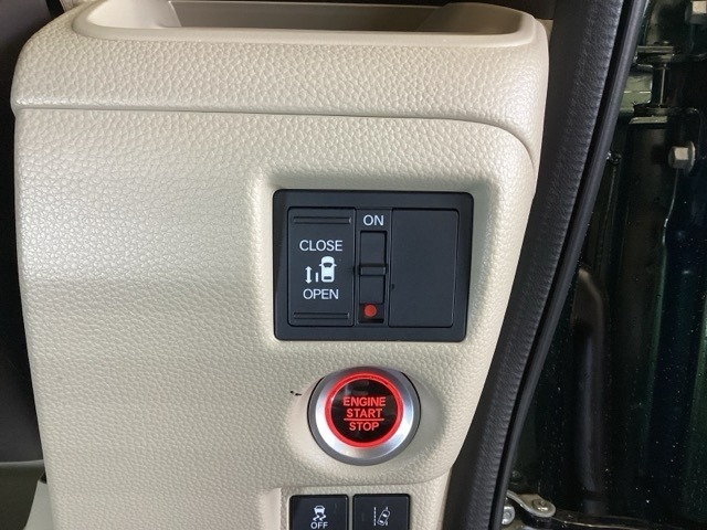 左側電動スライドドアは運転席からでも操作ができるように、ハンドル付近に開閉の操作スイッチが付いています。