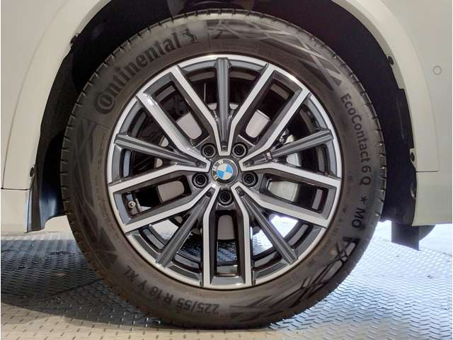 【BMWアロイホイル】軽量かつ強度に拘ったアロイホイル。走行性能ポテンシャルを引き出す設計。車の足元を引き締めてくれる大きなポイントはアロイホイルです。