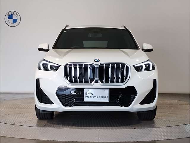 【キドニーグリル】BMWは約90年もの間、ほぼ全ての車両にひと目でBMWだと分かるこの特徴的なフロントグリルが備えられ、デザイン・アイコンとして親しまれてきました。