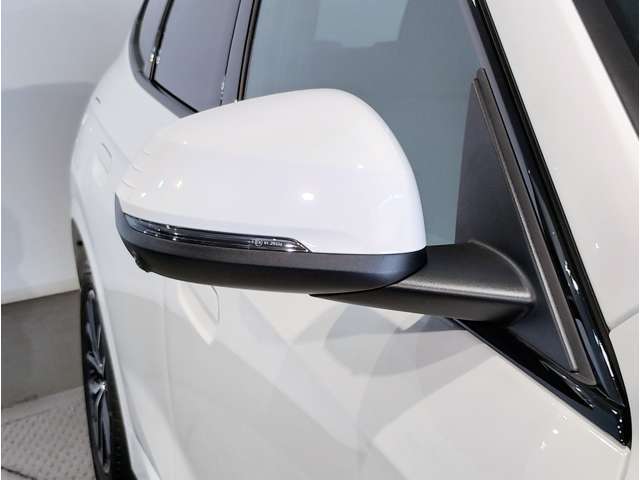 【BMWミラー】視認性の高いスタイリッシュなミラー。自動防眩機能も付いており夜間のドライビングをサポートします。