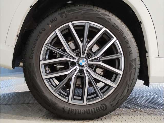 【BMWアロイホイル】軽量かつ強度に拘ったアロイホイル。走行性能ポテンシャルを引き出す設計。車の足元を引き締めてくれる大きなポイントはアロイホイルです。