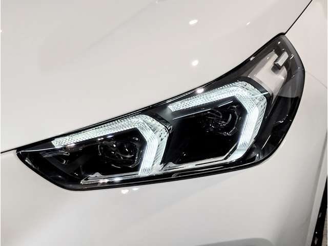 【LEDヘッドライト】先進のLEDテクノロジーを採用。放射される白色光の周波特性は太陽光に近く、バイキセノン・ヘッドライトを上回るコントラストで更に明るく輝きます！