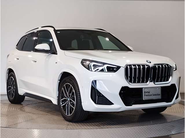 【50：50の重量配分】前後のタイヤにかかる車両重量を均等になる様に拘って設計。シャープで軽快なハンドリングを実現。ドライバーと車との一体感あるドライビングの歓びをご体感下さい！
