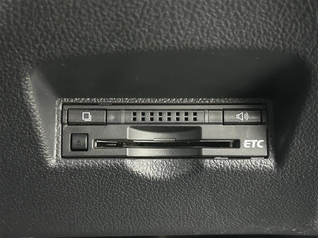【ETC】有料道路を利用する際に料金所で停止することなく通過できる、ETC車載器（ノンストップ自動料金収受システム機器）が装備されています。セットアップを行うことで利用可能になります。