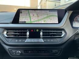 BMWのナビゲーションは操作性も良く、詳細な地図情報と交通状況を見やすく表示し、快適なドライビングをサポートしながら目的地までナビゲートします。