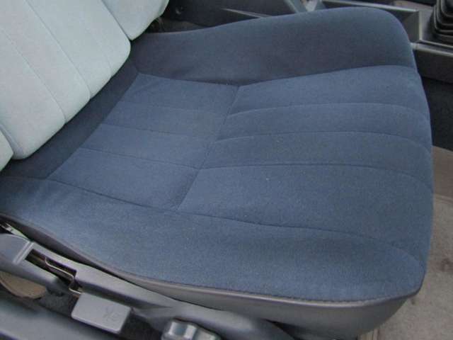 シートも破れなどなく、とても良い状態です