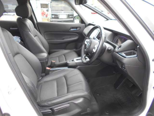 体が沈み込まないちょうどいい固さのシートなので、長時間の運転も疲れづらいんですよ♪足元もすっきりと広いです！
