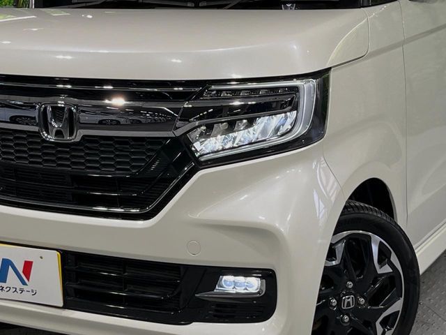 【LEDヘッドライト】悪天候や夜間走行時も良好な視界を確保し安心して運転できる高輝度LEDヘッドライトを装備！点灯速度が早く、消費電力も抑えられています。